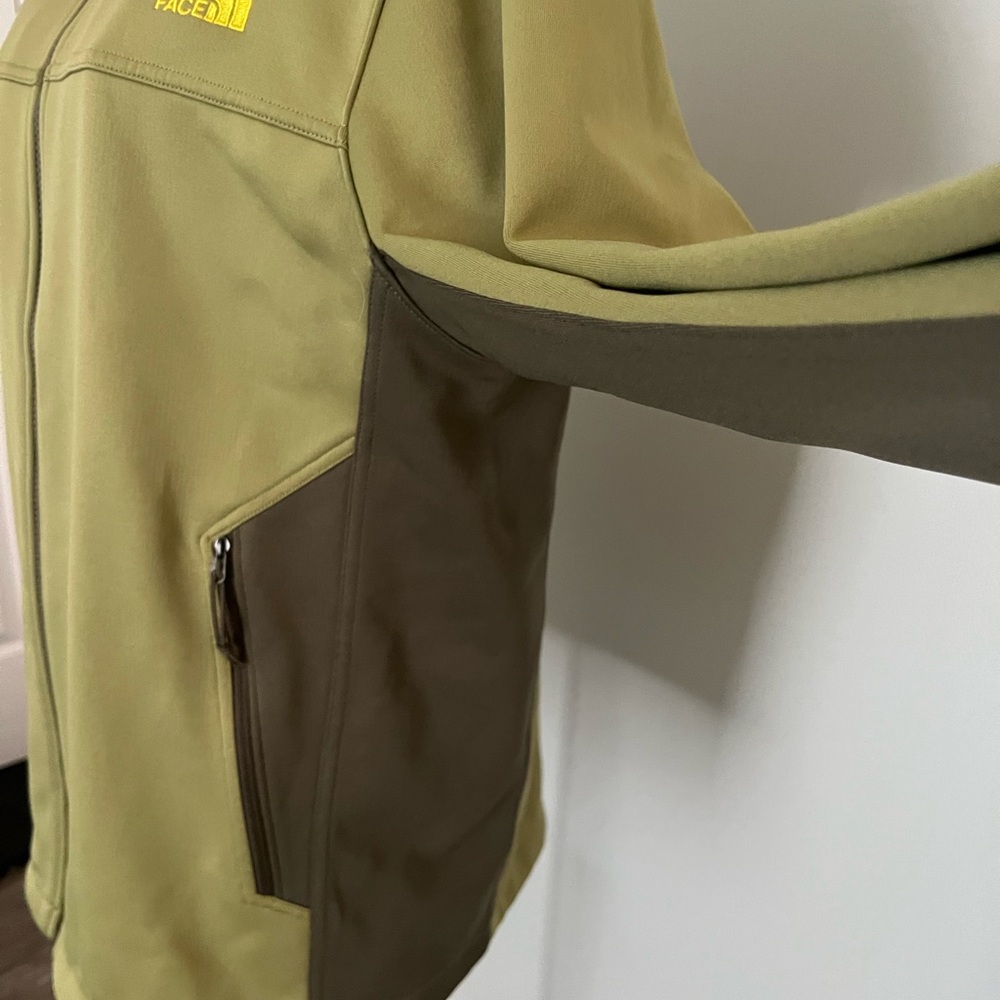 North Face Size Medium Jacket Euc!!! - image 4